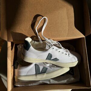 brand NEW Veja Esplar Canvas Sneakers